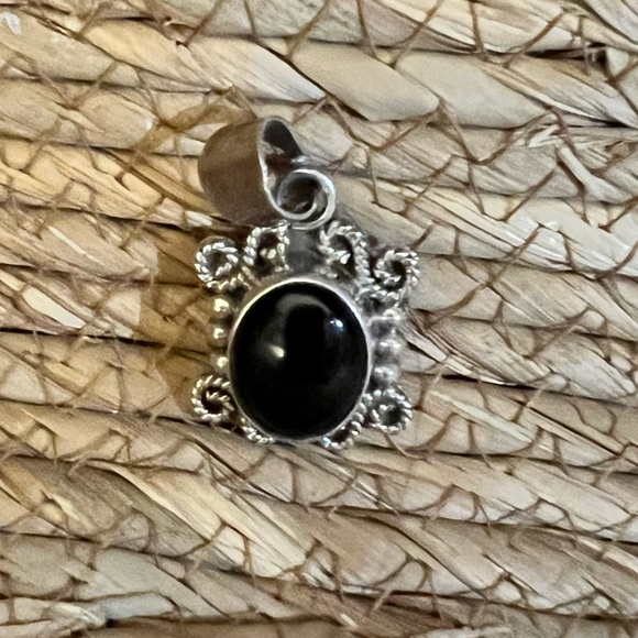 Sterling silver black onyx pendant - Picture 2 of 5